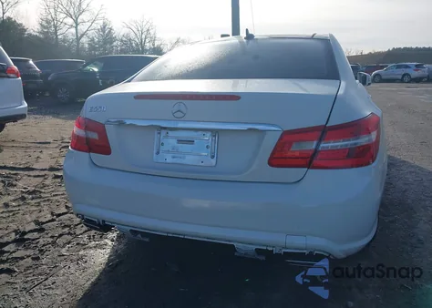 2011 Mercedes-Benz E 550 z USA, uszkodzony, nr VIN WDDKJ7CB1BF095654